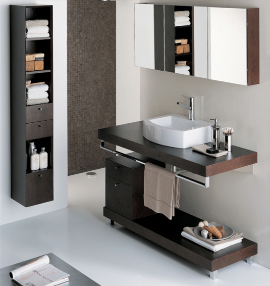 A bathroom collection that combines the sleek and peaceful white and the glossy mirror with the warmth of the wood that creates a perfect atmosphere for a relaxing and beautiful bathroom